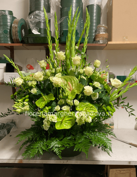 Composizione di fiori freschi colori chiari.