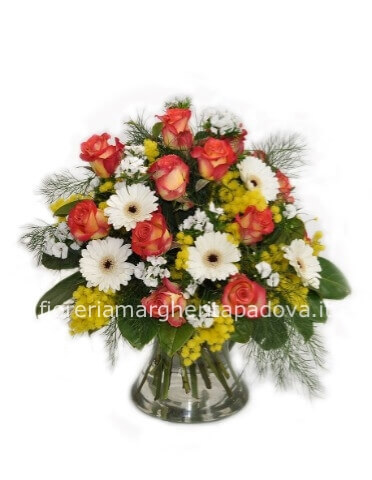 Bouquet di fiori assortiti con mimosa e verdi